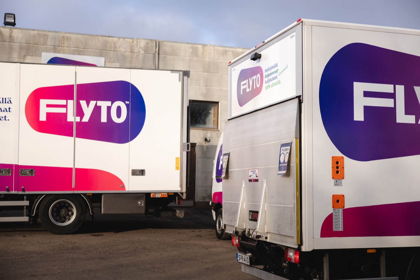 Kaksi Flyton kuorma-autoa parkissa valmiina kuljetukseen